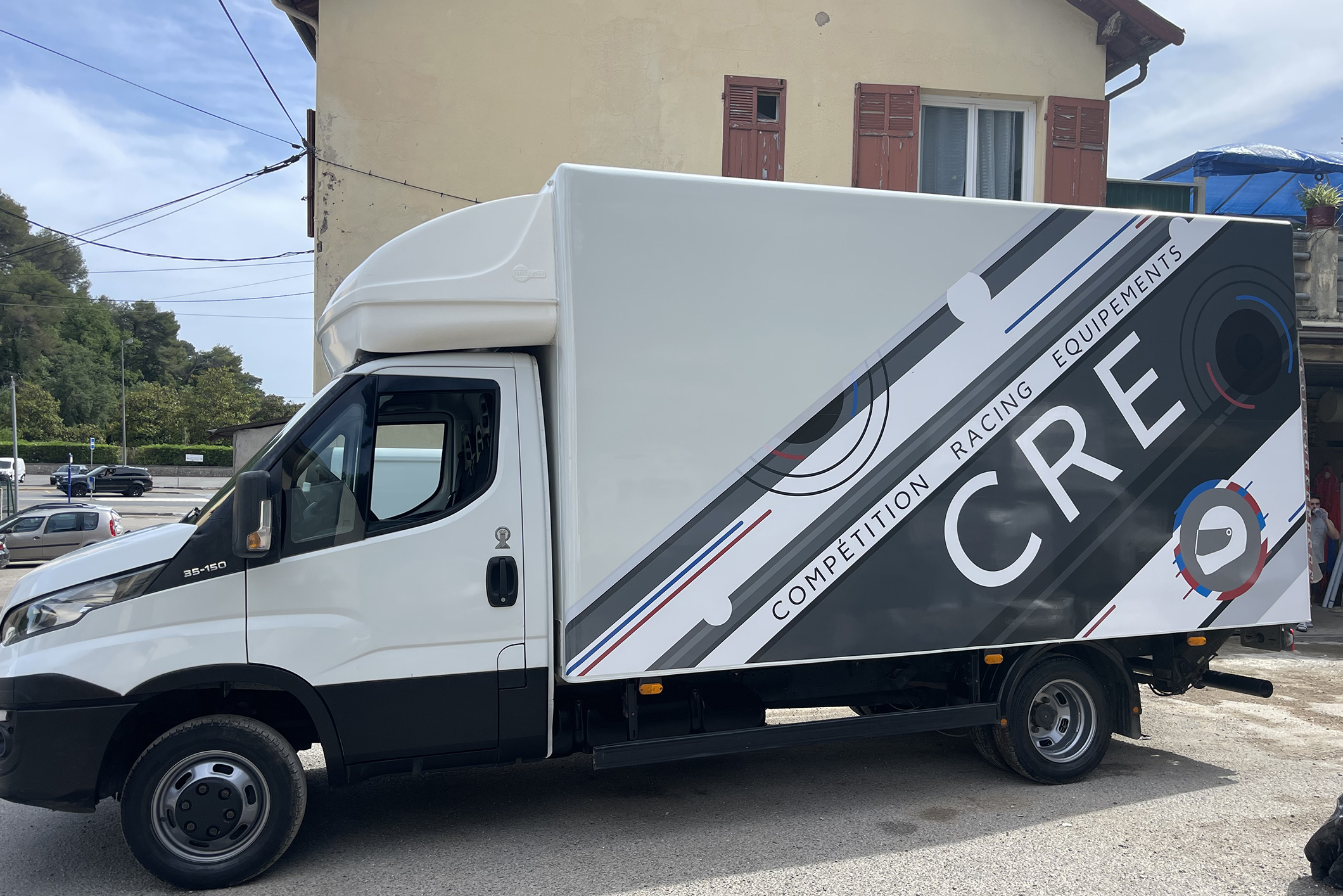 Création graphique et total covering publicitaire d'un véhicule professionnel à Cannes dans les Alpes Maritimes